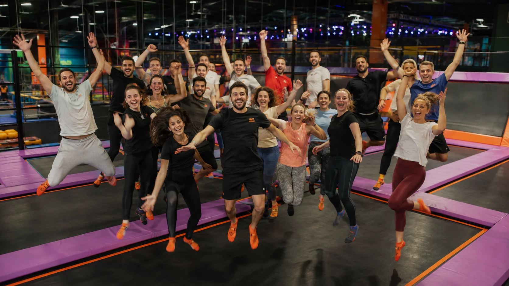 Groupe d'adultes sur les trampolines Urban Jump
