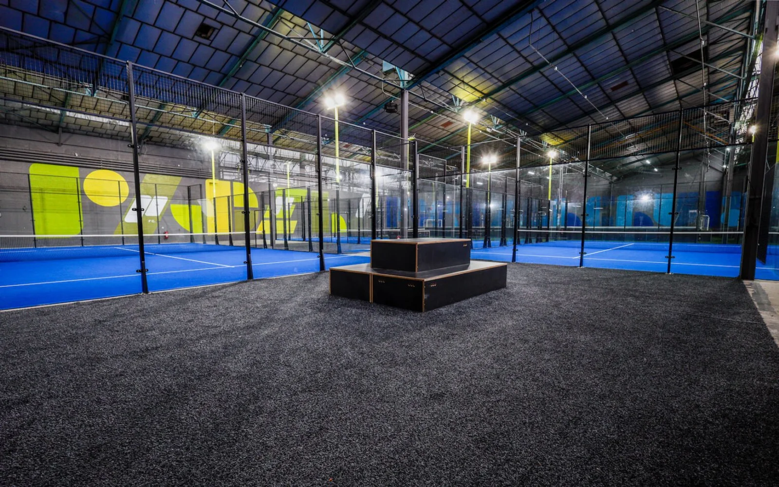 Vue des terrains de padel indoor du Padel Football Club Beauchamp